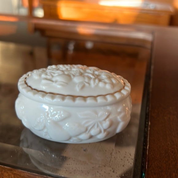 𝅺LENOX porcelain oval trinket box - Picture 1 of 7